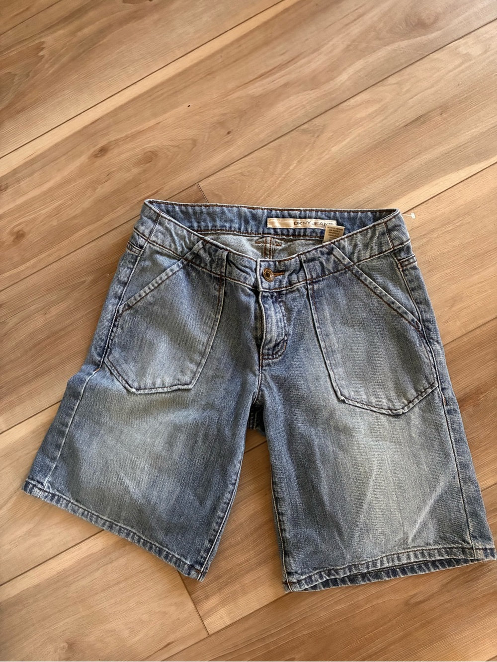 DKNY JEANS Donna Karan Light Wash Denim Bermuda Shorts 4 pocket sz 6 91/2 inseam